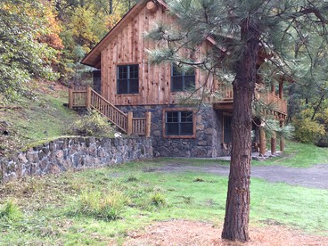 Stunning Log Cabin Rental with Breathtaking Views in Tygh Valley, Oregon - Tygh Valley, Oregon - glamping.directory
