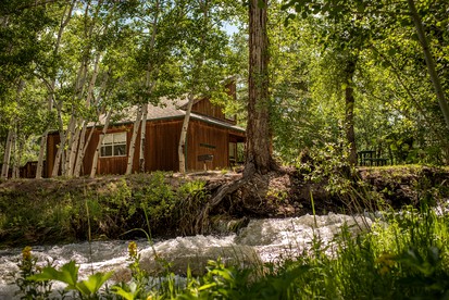 Beautiful Secluded Cabin with a Hot Tub near Monarch Mountain in Colorado - Salida, Colorado - glamping.directory