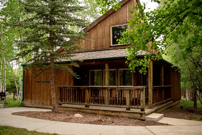 Beautiful Secluded Cabin with a Hot Tub near Monarch Mountain in Colorado - glamping.directory