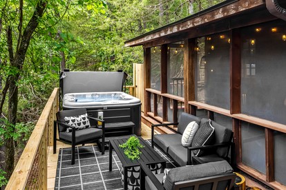 Romantic and Secluded Log Cabin with Private Hot Tub in Eureka Springs, Arkansas - Eureka Springs, Arkansas - glamping.directory