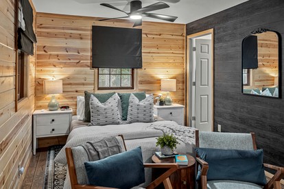 Romantic and Secluded Log Cabin with Private Hot Tub in Eureka Springs, Arkansas - Eureka Springs, Arkansas - glamping.directory
