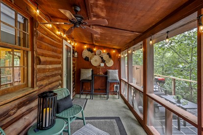 Romantic and Secluded Log Cabin with Private Hot Tub in Eureka Springs, Arkansas - Eureka Springs, Arkansas - glamping.directory