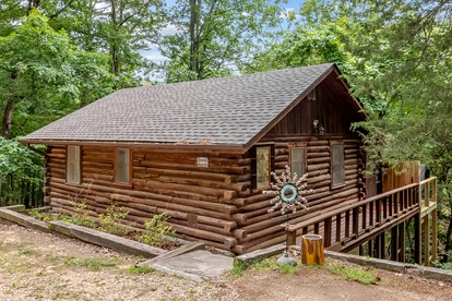 Romantic and Secluded Log Cabin with Private Hot Tub in Eureka Springs, Arkansas - Eureka Springs, Arkansas - glamping.directory