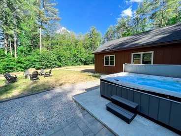 Impressive Cabin with Hot-Tub and Fire Pit Space in New Hampshire - Intervale, New Hampshire - glamping.directory