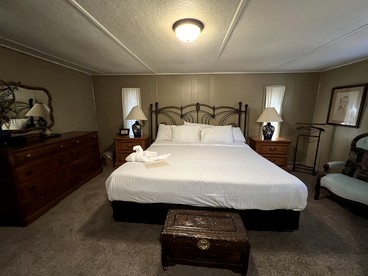 Charming Historic Cabin for Group Getaway with Hot Tub and Resort Amenities on Lake Ouachita, Arkansas - Mount Ida, Arkansas - glamping.directory