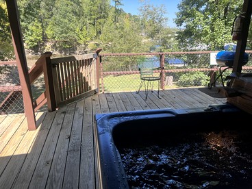 Charming Historic Cabin for Group Getaway with Hot Tub and Resort Amenities on Lake Ouachita, Arkansas - Mount Ida, Arkansas - glamping.directory