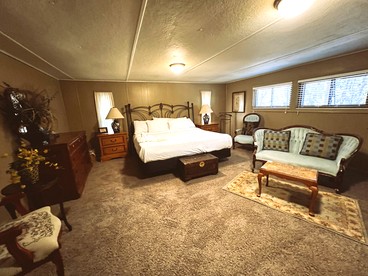 Charming Historic Cabin for Group Getaway with Hot Tub and Resort Amenities on Lake Ouachita, Arkansas - Mount Ida, Arkansas - glamping.directory
