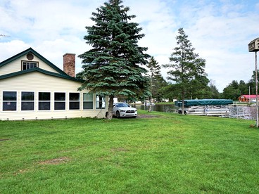 Spacious Family Cabin on Stunning Wixom Lake near Midland, Michigan - Hope, Michigan - glamping.directory