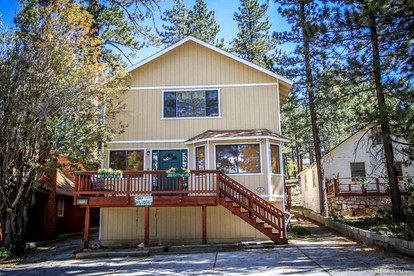 Large Family-Friendly Rental Surrounded by Forest near Meadow Park, California - Big Bear Lake, California - glamping.directory