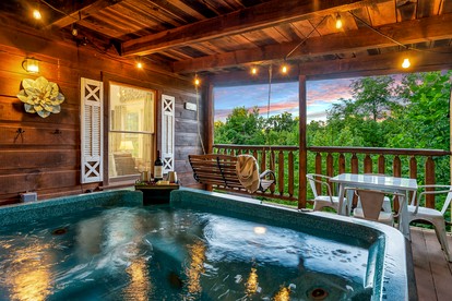 Gorgeous Secluded Wooden Cabin with Hot-tub and Pool Table in Sevierville, Tennessee - Sevierville, Tennessee - glamping.directory