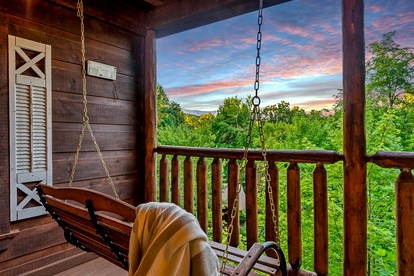 Gorgeous Secluded Wooden Cabin with Hot-tub and Pool Table in Sevierville, Tennessee - Sevierville, Tennessee - glamping.directory