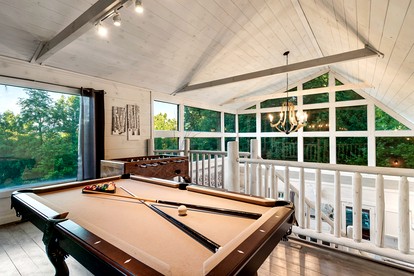 Gorgeous Secluded Wooden Cabin with Hot-tub and Pool Table in Sevierville, Tennessee - Sevierville, Tennessee - glamping.directory