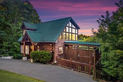 Gorgeous Secluded Wooden Cabin with Hot-tub and Pool Table in Sevierville, Tennessee - glamping.directory
