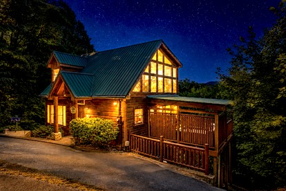 Gorgeous Secluded Wooden Cabin with Hot-tub and Pool Table in Sevierville, Tennessee - Sevierville, Tennessee - glamping.directory