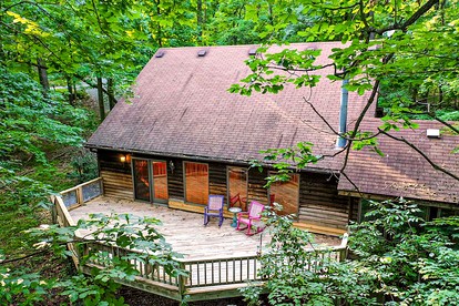 Spacious Cabin Retreat with Hot Tub, Fire Pit, Large Deck and Access to Community Pool and Other Amenities at this Berekely Springs, WV Getaway - Berkeley Springs , West Virginia - glamping.directory