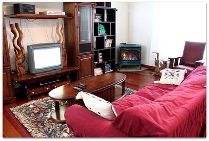 Romantic Cottage Rental with Hot Tub Outside Woodstock, New York - Bearsville, New York - glamping.directory