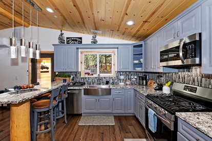 Pet-friendly Cabin with Private Patio Perfect for Hiking Trails in Big Bear City, California - Big Bear, California - glamping.directory