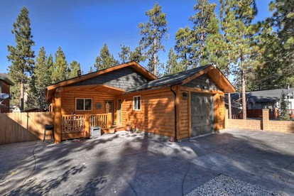 Pet-friendly Cabin with Private Patio Perfect for Hiking Trails in Big Bear City, California - glamping.directory