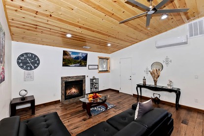 Pet-friendly Cabin with Private Patio Perfect for Hiking Trails in Big Bear City, California - Big Bear, California - glamping.directory