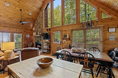 Luxurious Mountain Cabin with Hot Tub & Game Room near Blue Ridge, Georgia - Blue Ridge, Georgia - glamping.directory