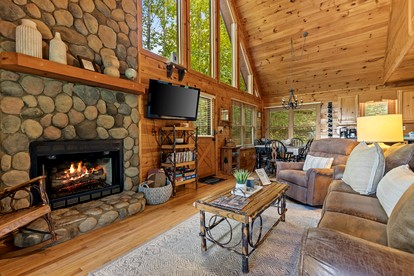 Luxurious Mountain Cabin with Hot Tub & Game Room near Blue Ridge, Georgia - Blue Ridge, Georgia - glamping.directory