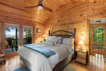 Luxurious Mountain Cabin with Hot Tub & Game Room near Blue Ridge, Georgia - Blue Ridge, Georgia - glamping.directory