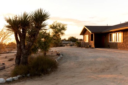 Amazing Cottage with Hot-tub and Games in Joshua Tree, California - glamping.directory