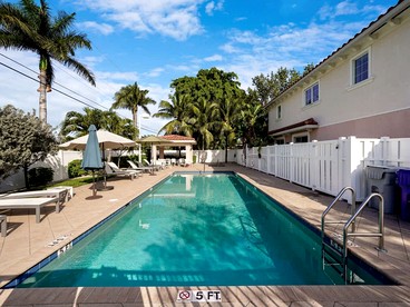 Modern Gated Townhouse with Heated Pool Access Near Beaches – Pompano Beach, Florida - Pompano Beach, Florida - glamping.directory