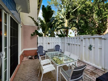 Modern Gated Townhouse with Heated Pool Access Near Beaches – Pompano Beach, Florida - Pompano Beach, Florida - glamping.directory