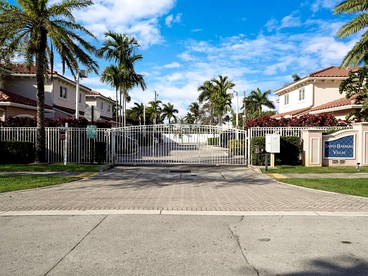 Modern Gated Townhouse with Heated Pool Access Near Beaches – Pompano Beach, Florida - Pompano Beach, Florida - glamping.directory