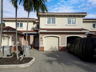 Modern Gated Townhouse with Heated Pool Access Near Beaches – Pompano Beach, Florida - glamping.directory