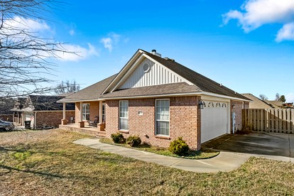 Cozy Retreat w/ Soaker Tub & Family Entertainment Area in Siloam Springs, Arkansas - glamping.directory