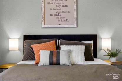 Cozy Retreat w/ Soaker Tub & Family Entertainment Area in Siloam Springs, Arkansas - Van Buren, Arkansas - glamping.directory