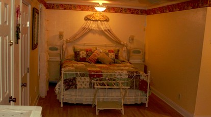 Timeless and Vintage Pet-Friendly Rental in Lumberton, Texas - Lumberton, Texas - glamping.directory