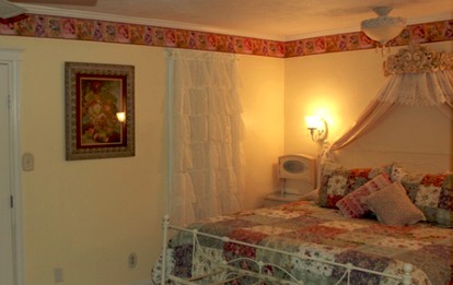 Timeless and Vintage Pet-Friendly Rental in Lumberton, Texas - Lumberton, Texas - glamping.directory