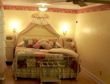 Timeless and Vintage Pet-Friendly Rental in Lumberton, Texas - Lumberton, Texas - glamping.directory