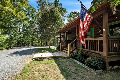 Cozy Cabin with Porch and Game Room in Ellijay, Georgia - Ellijay, Georgia - glamping.directory