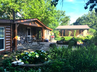 Pet-Friendly Cottage Overlooking a Koi Pond near Mark Twain National Forest, Missouri - Steelville, Missouri - glamping.directory
