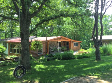 Pet-Friendly Cottage Overlooking a Koi Pond near Mark Twain National Forest, Missouri - Steelville, Missouri - glamping.directory