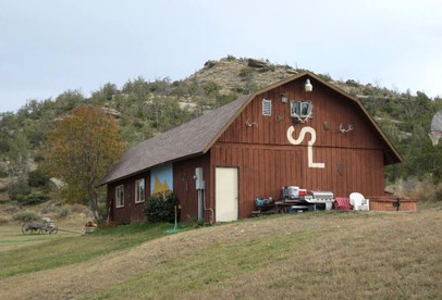 Countryside Cabin Retreat with Jacuzzi near Beartooth Mountains, Montana - Polebridge, Montana - glamping.directory