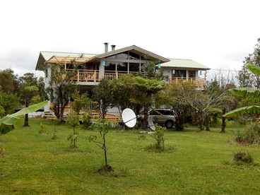 Secluded Luxury Cabin Rental with a Hot Tub near Kilauea, Hawaii - Mountain View, Hawaii - glamping.directory