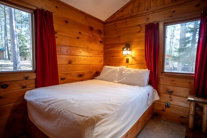 Cozy Lakefront Honeymoon Cabin with Fireplace & Marina Access Near Babbitt, Minnesota - Babbitt, Minnesota - glamping.directory