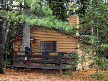 Cozy Lakefront Honeymoon Cabin with Fireplace & Marina Access Near Babbitt, Minnesota - Babbitt, Minnesota - glamping.directory
