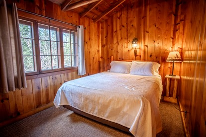 Cozy Lakefront Honeymoon Cabin with Fireplace & Marina Access Near Babbitt, Minnesota - Babbitt, Minnesota - glamping.directory