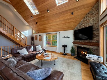 Gorgeous Modern Vacation Rental with Game Room Surrounded by Nature in Madison, New Hampshire - Madison, New Hampshire - glamping.directory