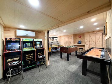 Gorgeous Modern Vacation Rental with Game Room Surrounded by Nature in Madison, New Hampshire - Madison, New Hampshire - glamping.directory