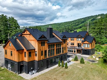 Luxurious Ski-In Townhouse with Fireplace & Game Room near Cranmore Mountain, North Conway NH - Conway, New Hampshire - glamping.directory