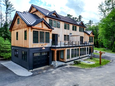 Luxurious Ski-In Townhouse with Fireplace & Game Room near Cranmore Mountain, North Conway NH - Conway, New Hampshire - glamping.directory
