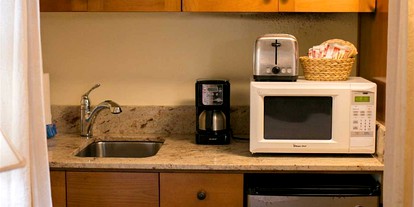 Spacious and Charming Cottage Rental with Hot Tub and Pool in Makawao, Hawaii - Makawao, Hawaii - glamping.directory