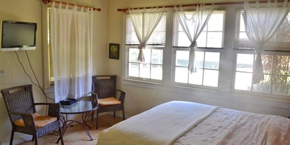Spacious and Charming Cottage Rental with Hot Tub and Pool in Makawao, Hawaii - Makawao, Hawaii - glamping.directory